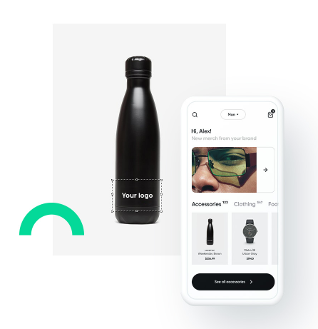Modell av en svart flaska med texten "Din logo" skriven i vitt längst ner med hjälp av ett grafiskt designverktyg. En telefonskärm bredvid flaskan visar en webbutik.
