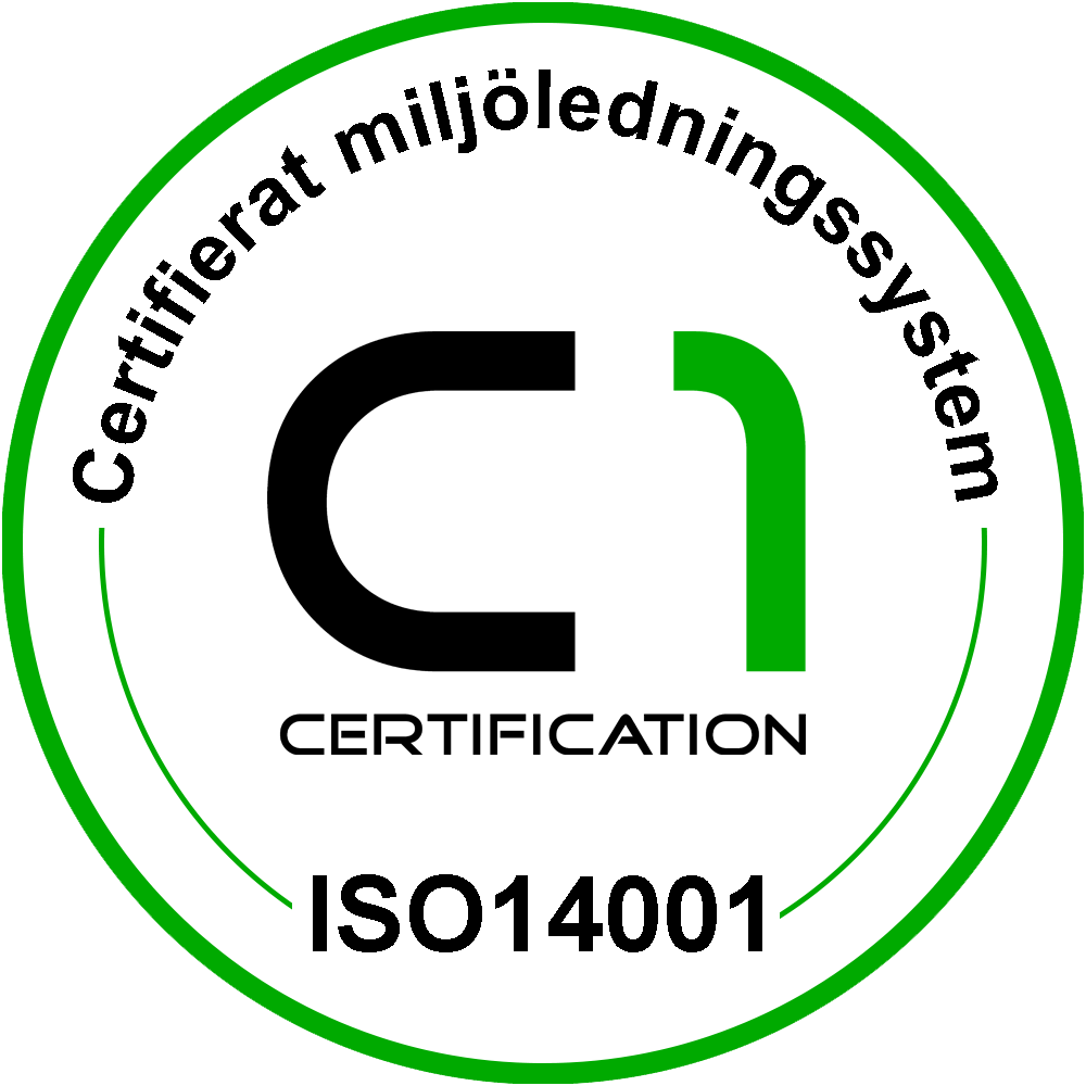 Ett cirkulärt märke med en grön kontur. Sms:a "C1-certifiering" i mitten. Omgiven av texten "ISO14001 Certifierat miljöledningssystem."