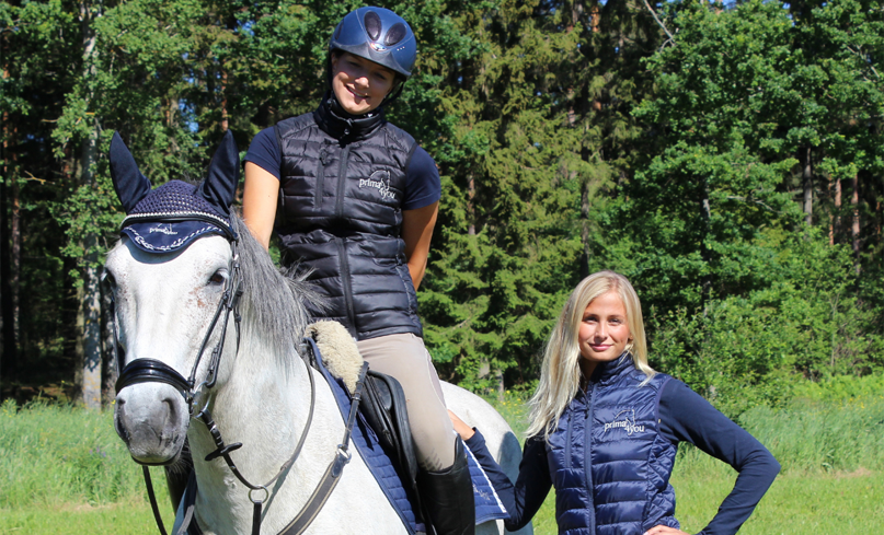 En ung tjej rider på en vit häst