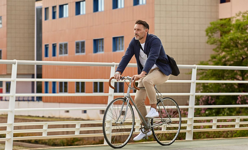 Man på cykel i urban miljö