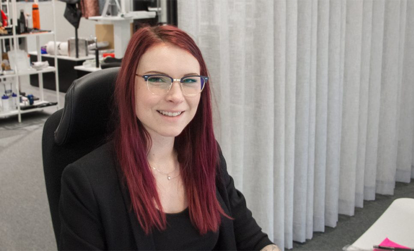 Erika, medarbetare på Voky sitter vid sitt skrivbord