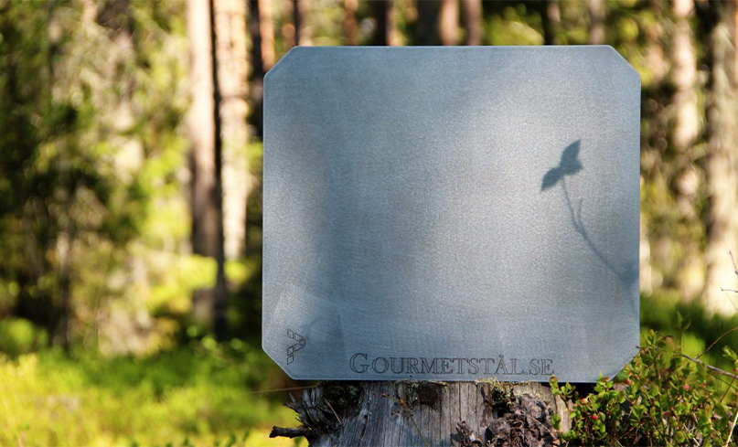 Ett plåt liknande matlagningsstål ute i naturen.