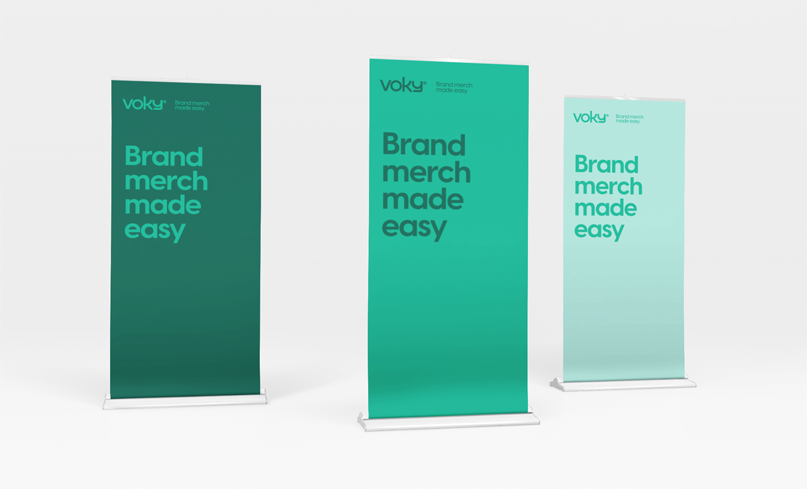 Tre Roll-ups med citatet "Brand Merch Made Easy" på.