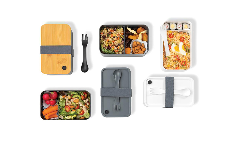 Olika typer av matlådor med olika typer av maträtter i.