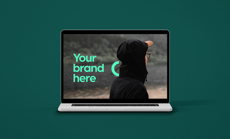 Laptop med Voky på skärmen