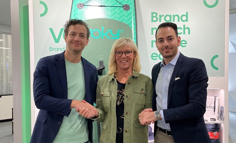 VD och Affärsutvecklingschef tillsammans med ägare av företaget Goodwill skakar hand