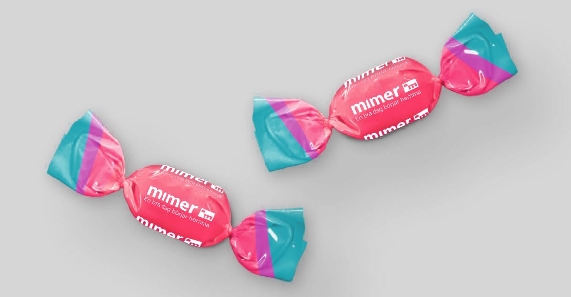 Två karameller med papper runt. Profilerade med Bostads Mimer AB.