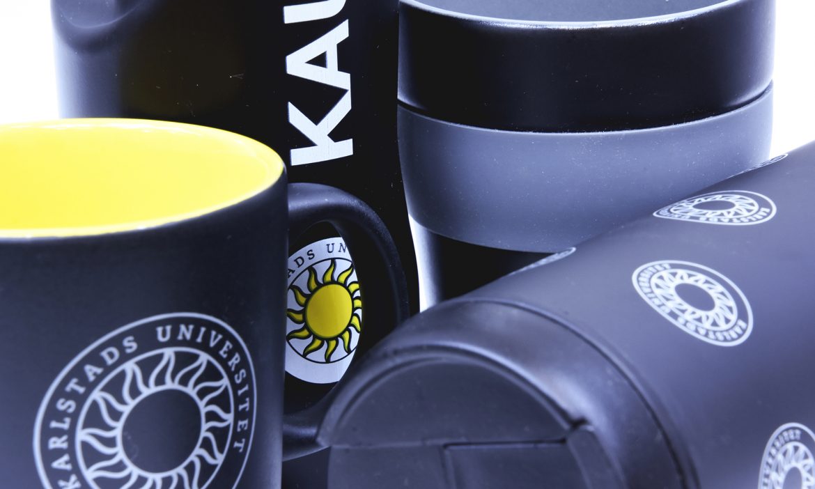 Muggar och termosar profilerade med Karlstads Universitet logotyp.