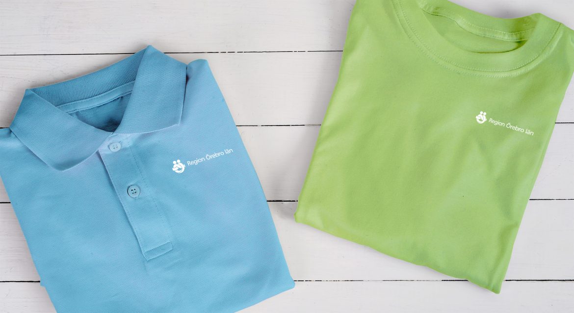En blå och en grön pikétröja. Profilerad med Region Örebro.