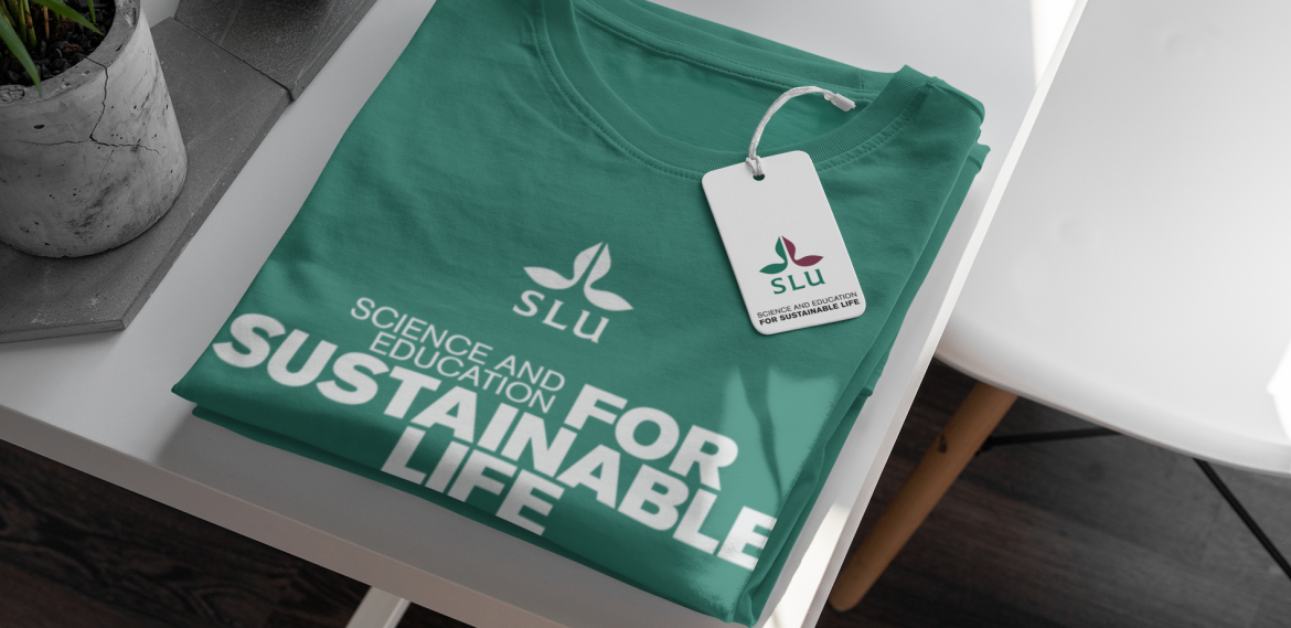 En profilerad T-shirt ligger vikt på ett bord.