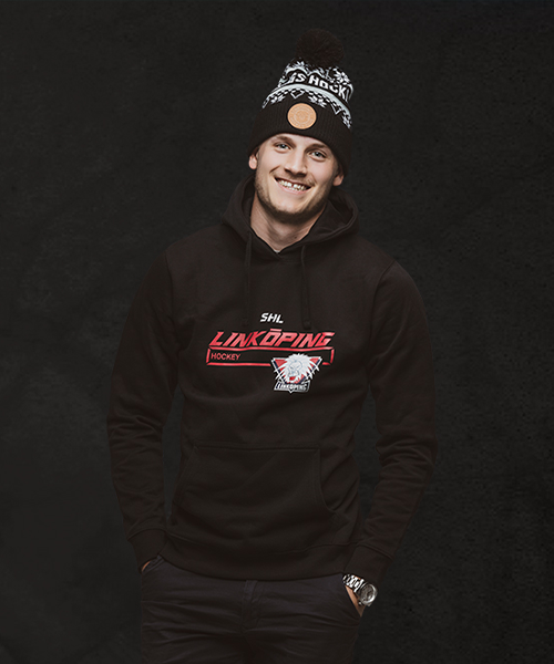 K&auml;nd svensk hockeyspelare poserar med sin klubbtr&ouml;ja.