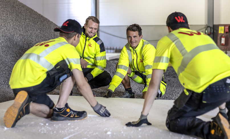 Medarebtare på företaget Wilzéns arbetar med tryckta varselkläder