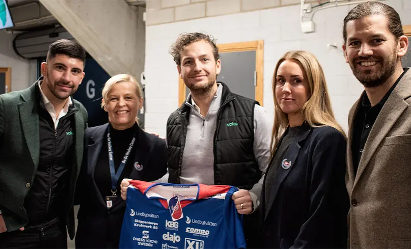 Från vänster till höger: en anställd på Voky, Therése Elofson (Affärschef och Biträdande Klubbchef på IK), Adam Zollner (VD för Voky, hållande en tröja från IK-märket), en arbetare på IK, och Johan Zollner (Grundare av Voky).