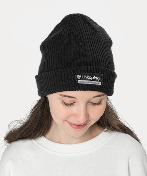 Svart motorhuv med Linköpings logotyp 