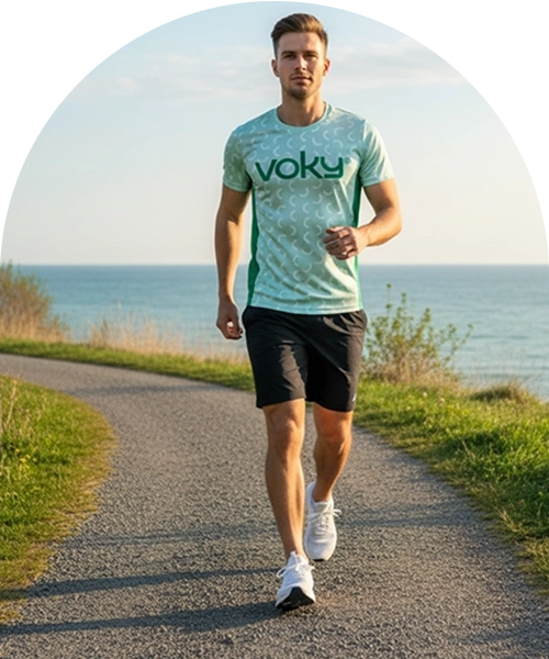 Man som &auml;r ute och springer vid vattnet.