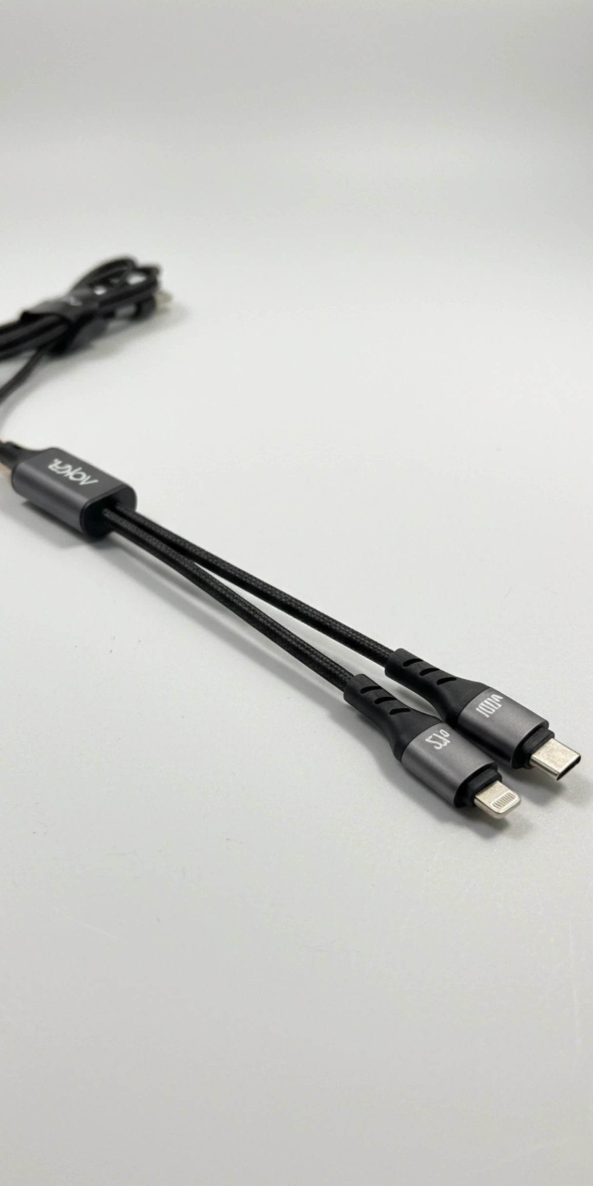 Svart flerkontakts laddningskabel med Voky-märkning.