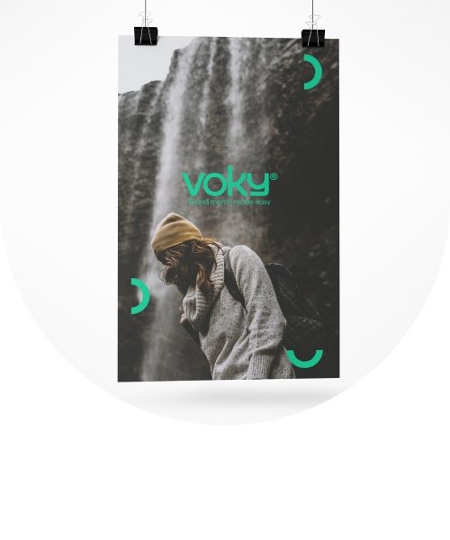 Voky-papper med vattenfallsbild och logotyp, hängande i två klämmor