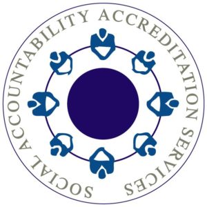 Logotypen "Social Accountability Accreditation Services" med en cirkulär symbol som liknar ett skrivbord med människor som sitter runt det