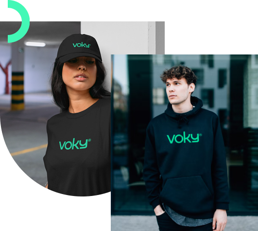 Två modeller: En kvinna i en svart keps och en svart T-shirt med "Voky" tryckt på båda plaggen. En man i en hoodie med "Voky" tryckt på bröstet.