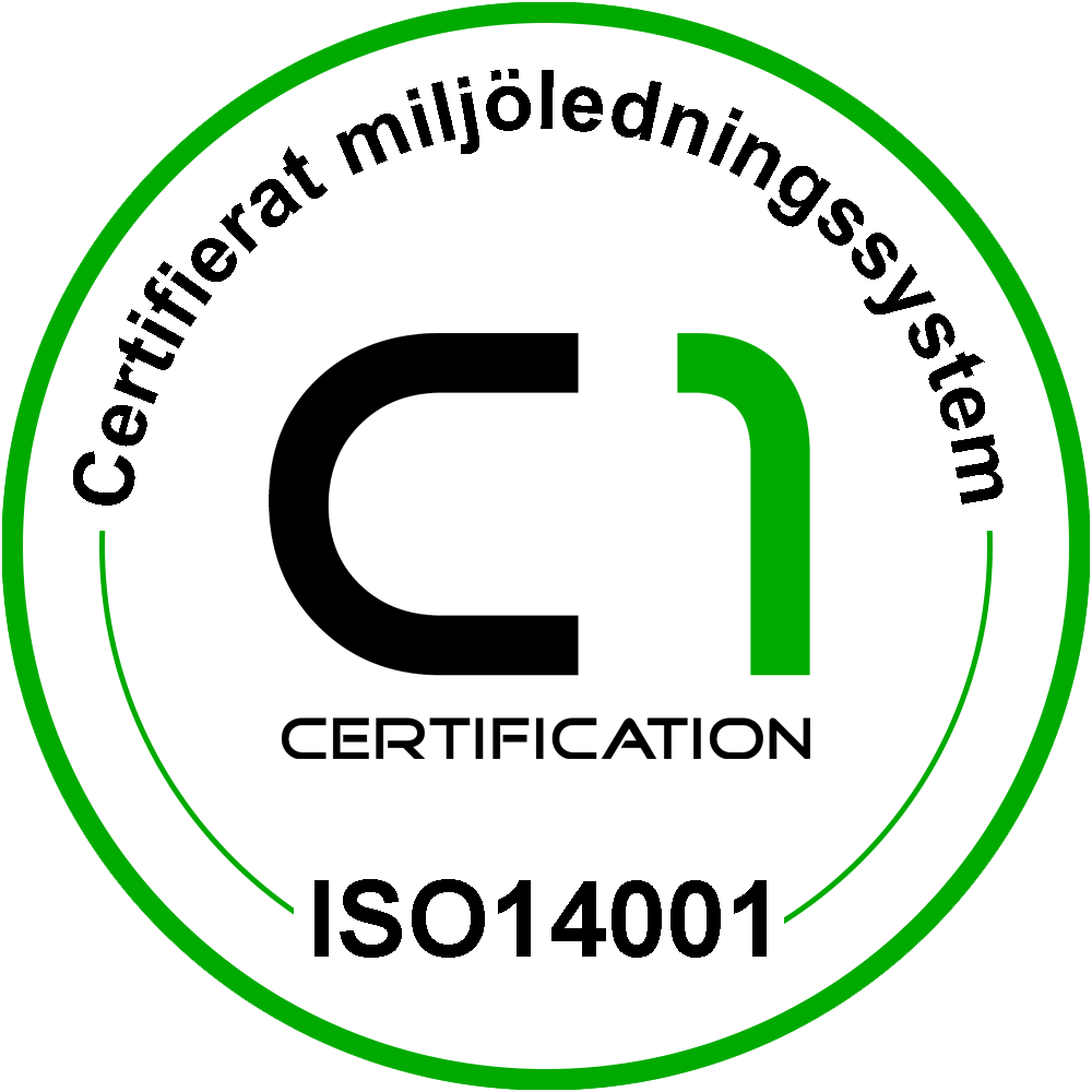 Ett cirkulärt märke med en grön kontur. Sms:a "C1-certifiering" i mitten. Omgiven av texten "ISO14001 Certifierat miljöledningssystem."