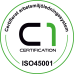 Ett cirkulärt märke med en grön kontur. Sms:a "C1-certifiering" i mitten. Omgiven av texten "ISO45001 Certifierat arbetsmiljöledningssystem."