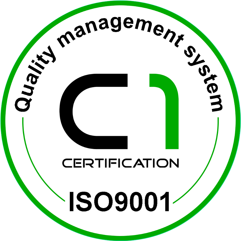 Ett cirkulärt märke med en grön kontur. Sms:a "C1-certifiering" i mitten. Omgiven av texten "ISO9001 Quality Management System."