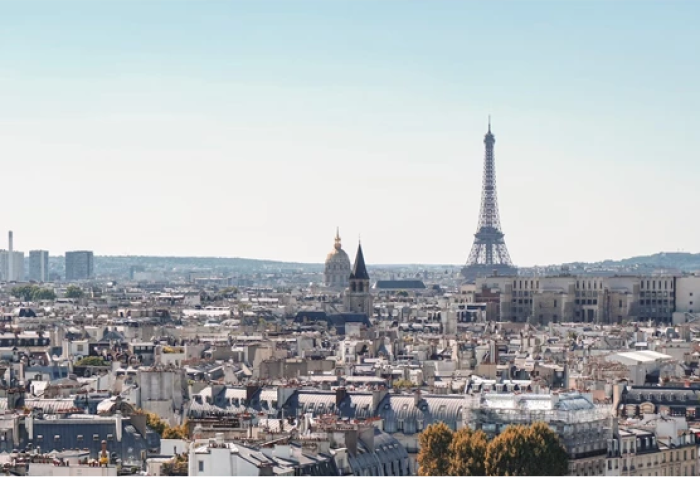 En flygbild över en stad med Eiffeltornet i bakgrunden.